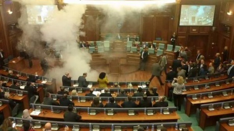 В парламент Косово кинули гранату зі сльозогінним газом (ФОТО, ВІДЕО) - фото 1