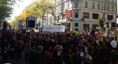 В Австрії десятки тисяч людей мітингують на захист біженців - фото 1