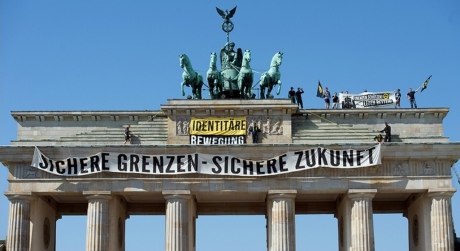 Акцию против мигрантов устроили прямо на Бранденбургских воротах