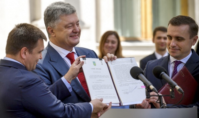 15 червня президент Порошенко урочисто підписав новий закон про дипслужбу