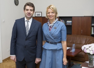 Чигане с начала российской агрессии поддерживала Украину. На фото - с бывшим послом Украины Перебийносом, в 2015 году