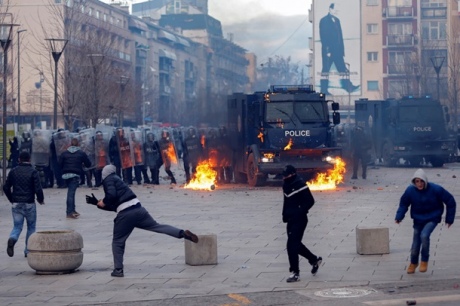 В Косово полиция применила слезоточивый газ против митинга оппозиции