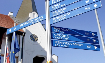 Вказівник біля міської ради Дунайської Стреди із назвами міст, де живуть угорці. Серед них Берегове (Beregszász)
