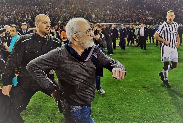 Иван Саввиди выбежал на футбольное поле с пистолетом