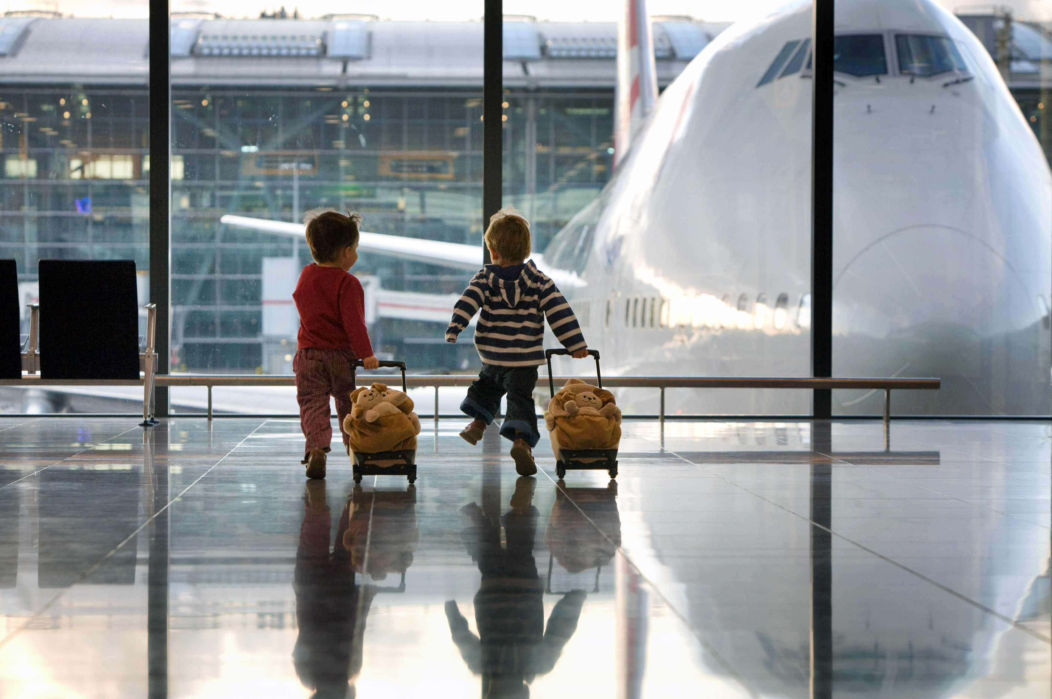 Можно ли вывозить детей за границу. Дети в аэропорту. Малыши в аэропорту. Младенец аэропорт. Родители с детьми в аэропорту.