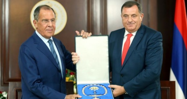 Мілорад Додік (справа) нагороджує голову МЗС РФ