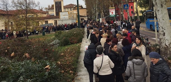 Черга до виборчої дільниці на виборах президента Молдови у італійському місті Местре