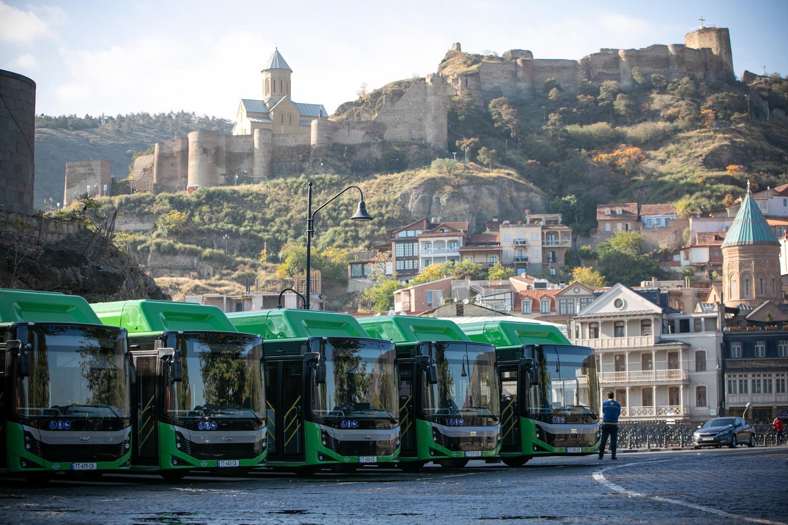 грузия фон. автобусный тур грузия. монастырь алаверди грузия. тур в грузию. грузия тбилиси двухэтажный экскурсионный автобус.