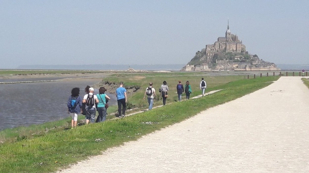туристи повертаються на Мон-Сен-Мішель