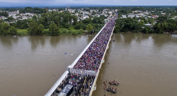 Караван мігрантів намагається прорвати кордон і потрапити до Мексики