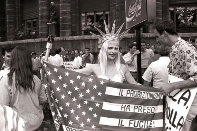 Порнозірка-депутатка на демонстрації, фото 1989 року. Хоча частіше вона позувала фотографам, в тому числі на вулиці, з оголеними грудьми.