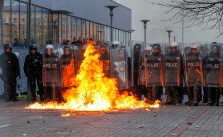 В Косово полиция применила слезоточивый газ против митинга оппозиции